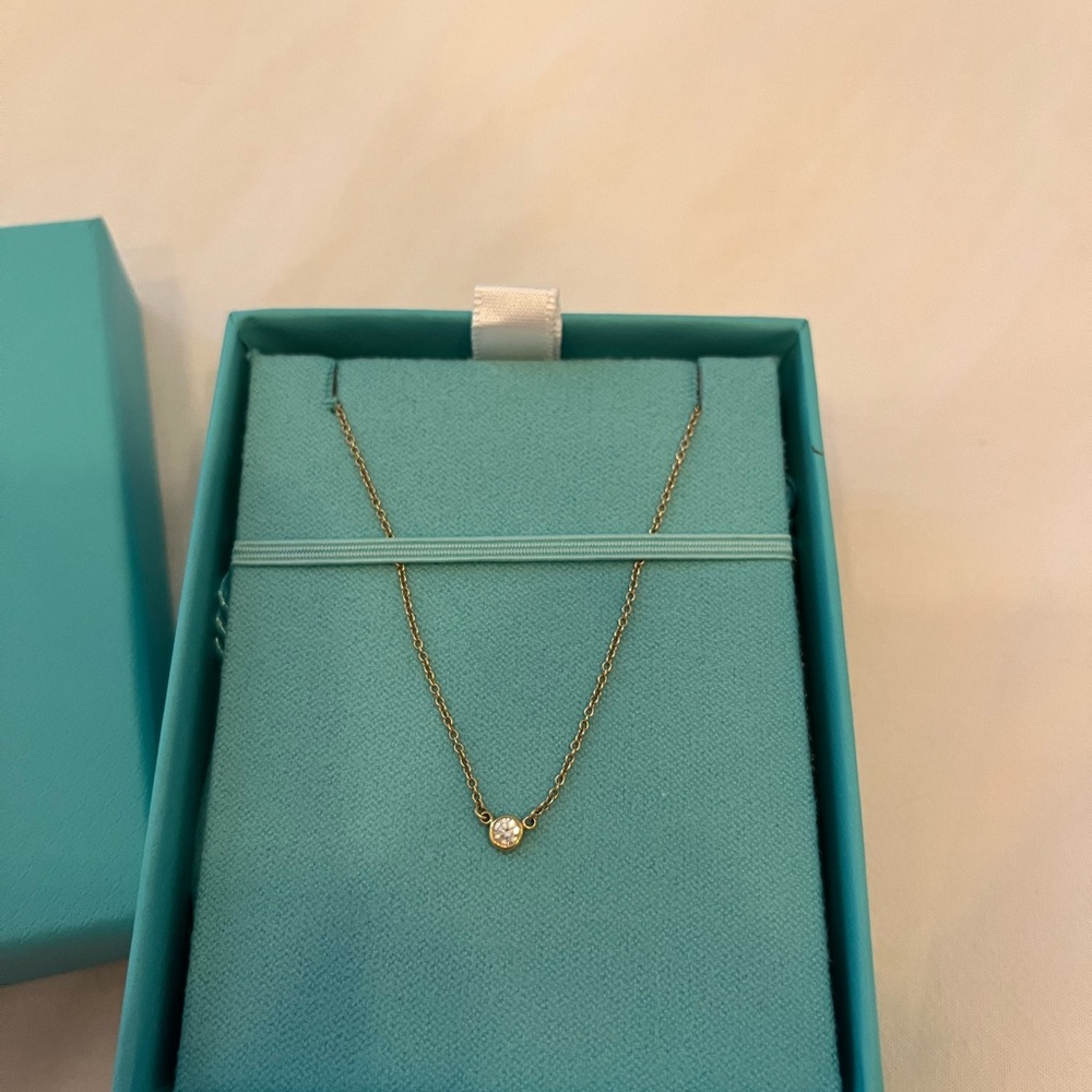 Elsa Peretti®
Diamonds by the Yard® Single Diamond Pendant
in Yellow Gold